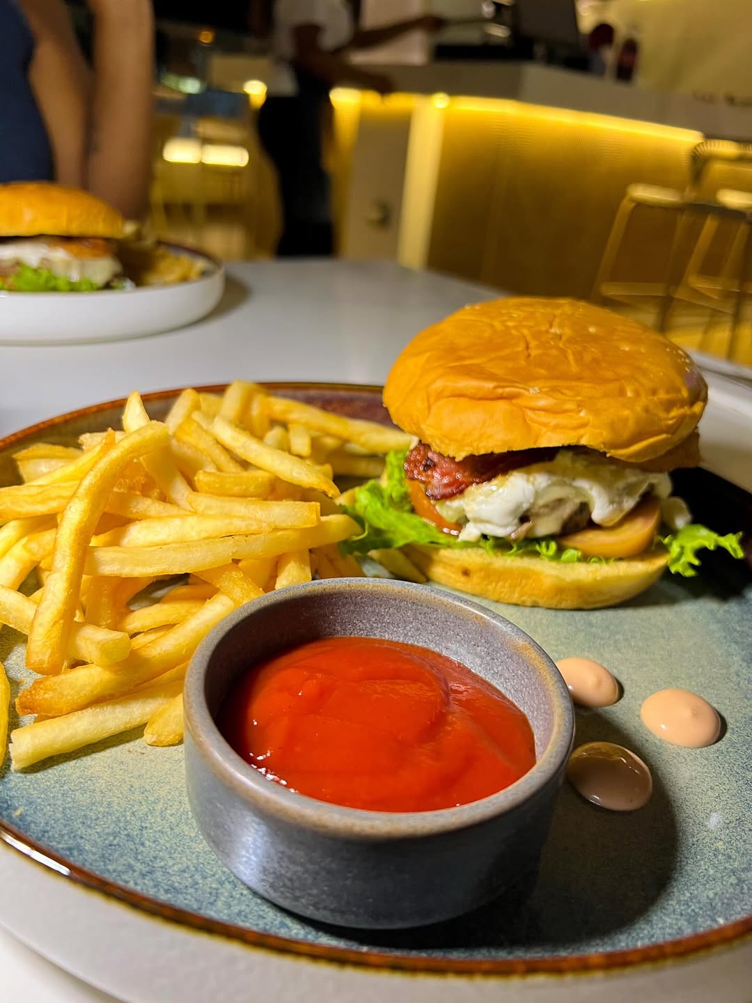 Brunch burger con papas