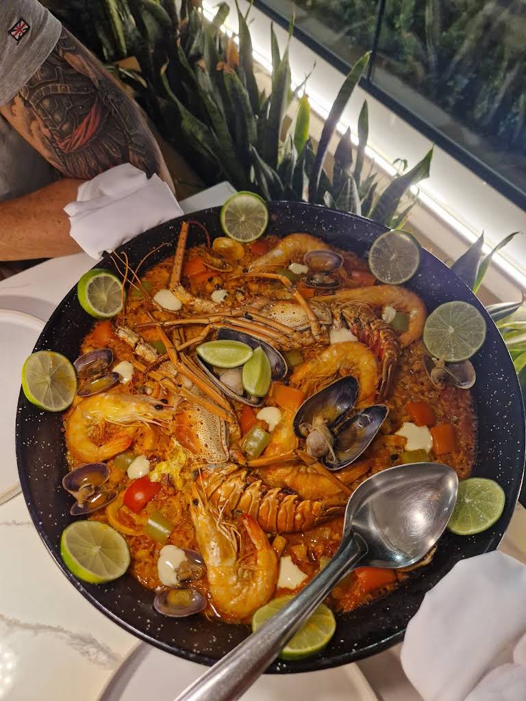 Paella de mariscos con producto local