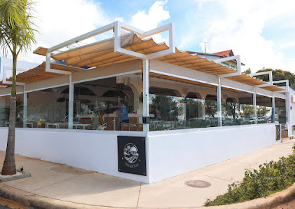 Exterior de Santorino junto al malecon