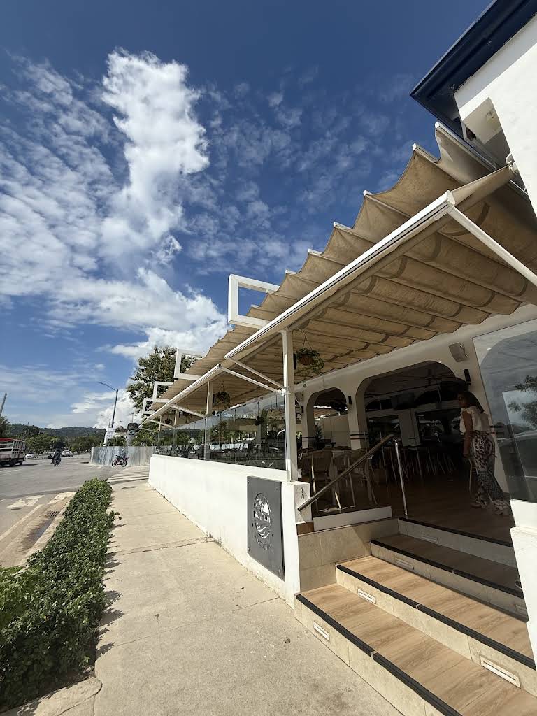 Fachada de Santorino frente a la bahia